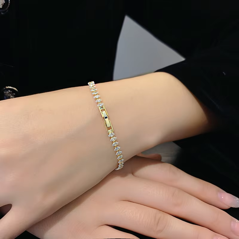 Zierliches Gold-CZ-Armband – F – Women Luxury Formal Wear Bewertung und Preis